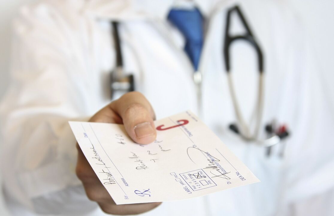 Le médecin délivre une prescription pour le traitement des problèmes de puissance à partir de 50 ans