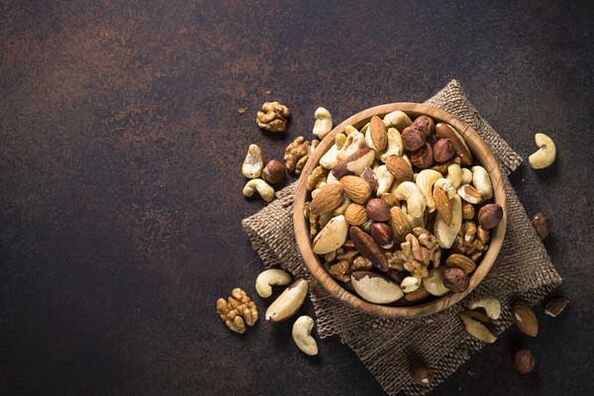 Une sélection de noix dans l'alimentation d'un homme augmente efficacement la puissance