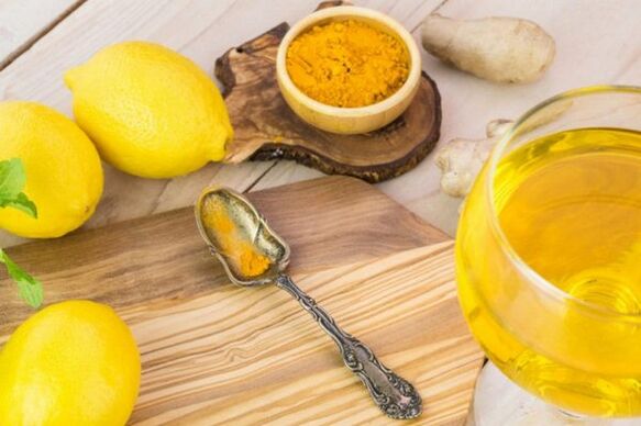 Boire avec du citron, du gingembre et du curcuma pour augmenter l'efficacité
